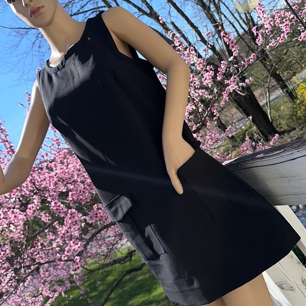 Donna Morgan basic black hairstylist or maternity dress with deep pockets size 4